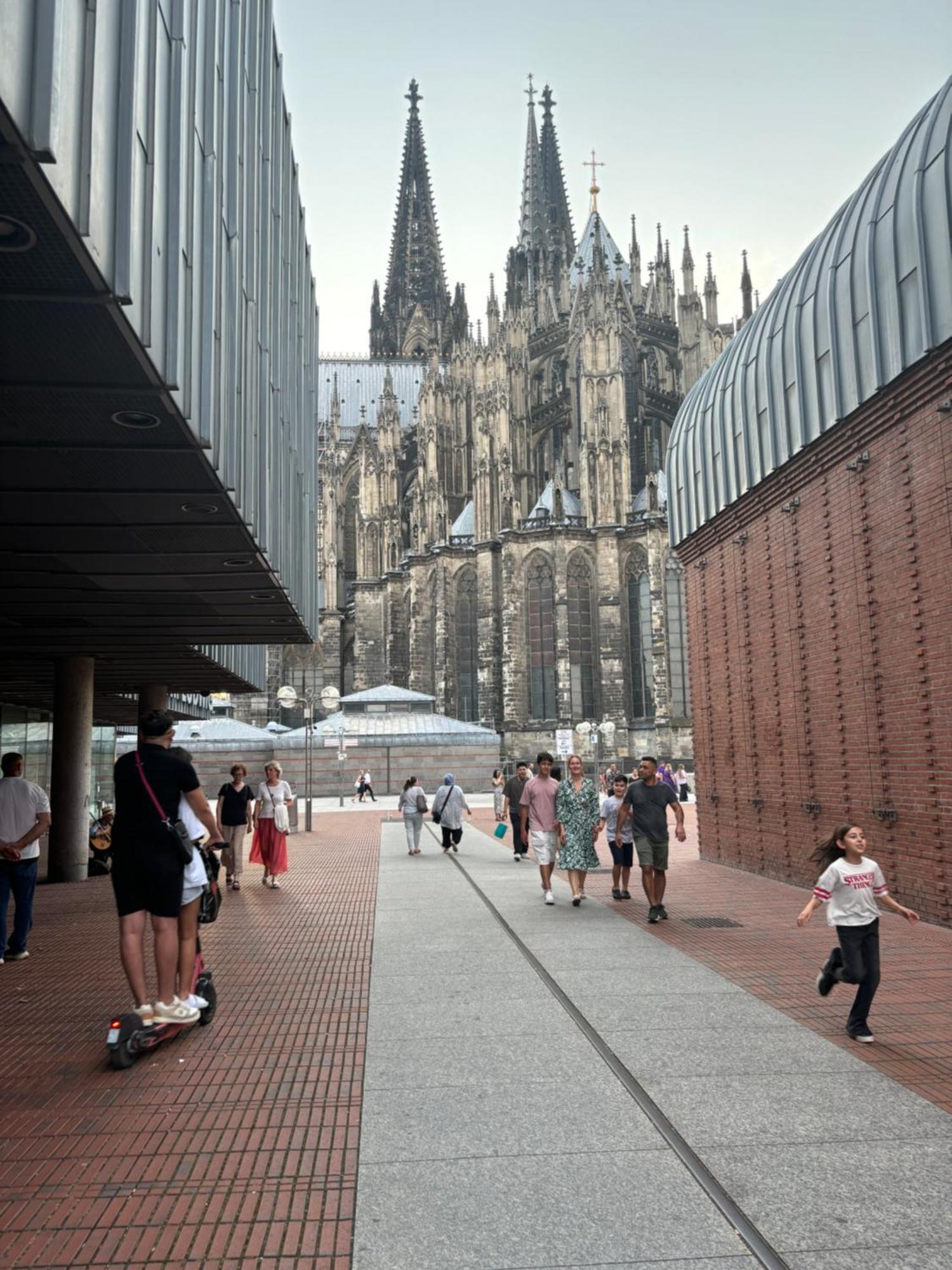 4 Min Naehe Von Hbf Und Dom Mit Garten ,balkon & Office Кёльн
